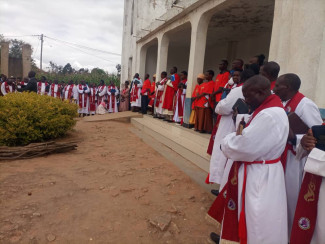 Viele Pastoren vor Kirche