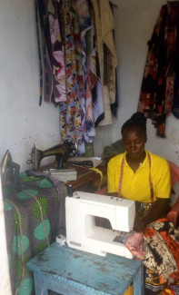 Atu Nimbo mit Naehmaschine in Werkstatt