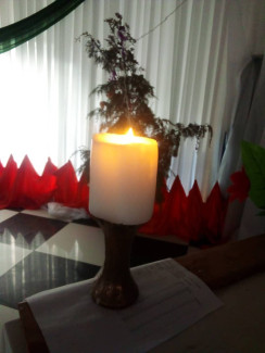 Weihnachtskerze auf Altar